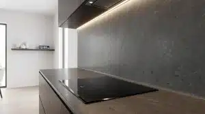 מה כדאי לשים על הקיר מאחורי הכיריים